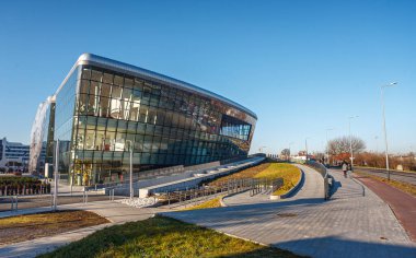 Krakow, Polonya - 3 Ocak 2019: Krakow Caddesi 'ndeki modern bina