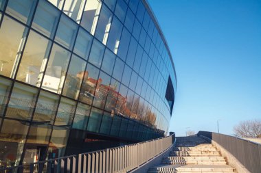 Krakow, Polonya - 3 Ocak 2019: Modern binanın bir kısmı ve yakınındaki üst kat.