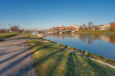 Krakow, Polonya - 3 Ocak 2018: Krakow şehrindeki nehir ve dalga şatosunun görüntüsü