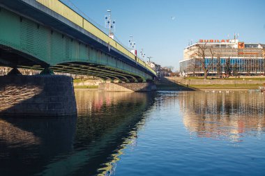 Krakow, Polonya - 3 Ocak 2018: Krakow 'da nehir boyunca köprü manzarası.