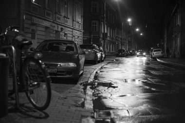 Krakow, Polonya - 05 Ocak 2019: Araba gece caddesi boyunca sürüyor ve farları parlıyor.