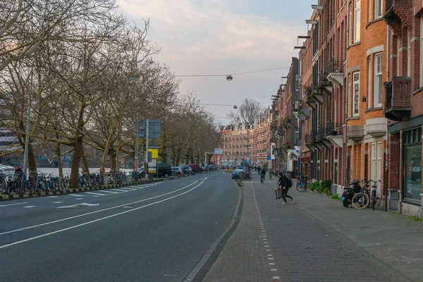 Amsterdam street view am frühen Morgen — Stockfoto