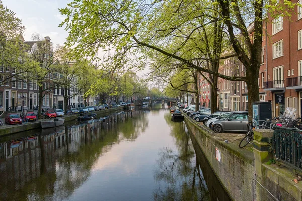 Uitzicht op het Amsterdamse kanaal met de huizen aan het water. — Stockfoto