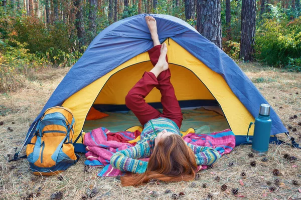 Tempo livre de lazer. Jovem caucasiana deitada na tenda com as pernas para cima — Fotografia de Stock