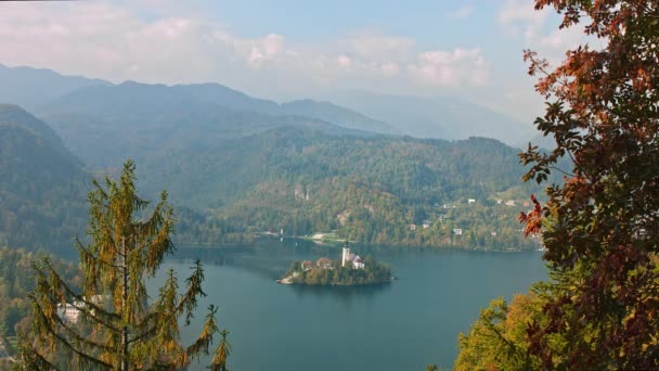 Vista del bellissimo lago d'autunno di Bled. Filmati 4K — Video Stock
