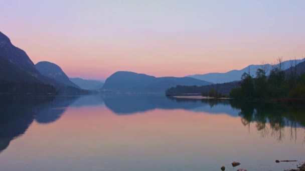 Vista pitoresca do lago Bohinj após o pôr-do-sol, Eslovénia . — Vídeo de Stock
