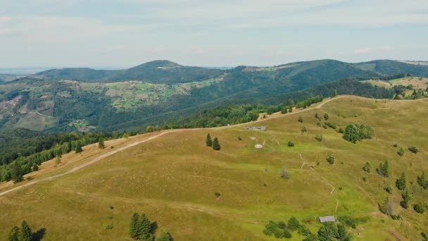 Flygfoto över Mountain Hill Road på toppen. — Stockvideo