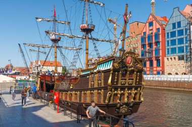 Gdansk 'ın eski kasabasında harika bir vintage gemi