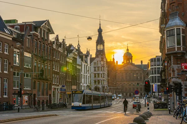Amsterdam Styreet mit Tram am frühen Morgen. — Stockfoto