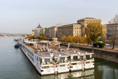 Budapeşte 'deki büyük gezi teknesinin panoramik manzarası.