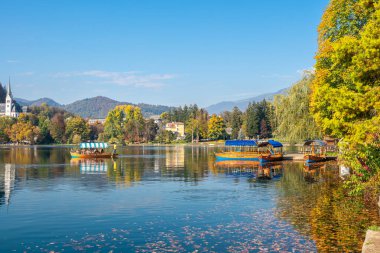Bled Gölü 'nü geçen teknedeki turistler