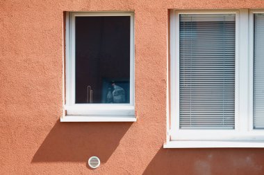 İçinde plastik şişeler ve perdeler olan pencereler.