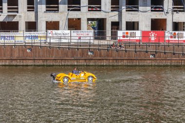Gdansk, Polonya - 21 Mayıs 2018: Wisla Nehri 'nde turistler için sarı su taksisi
