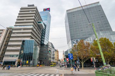 Viyana, Avusturya - 21 Ekim 2018: Yüksek modern cam binalar ve sessiz yollar