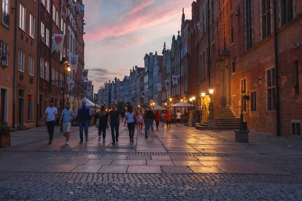 Gdansk, Polen-12.30.2018: uitzicht op de verlichte hoofdstraat van de oude binnenstad van Gdansk — Stockfoto