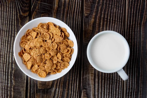 White plate with healthy cereal breakfast and cup of milk — Stock Photo, Image