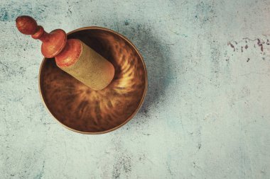 Tibet 'in eski metal müzik kasesi beton arka planda duruyor..