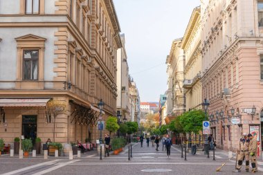 Budapeşte, Macaristan - 25 Ekim 2018: Sokaklar ve insanların geçtiği geleneksel binalar
