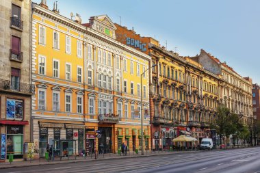 Budapeşte, Macaristan - 25 Ekim 2018: Dükkanları ve renkli binaları olan merkez cadde