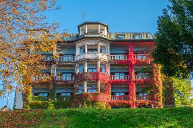 Bled, Slovenya - 9 Ekim 2018: Balkonları yemyeşil bitkilerle kaplı otel