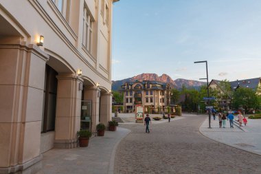 Zakopane, Polonya - 24 Haziran 2019: Tatra dağları manzaralı merkez cadde