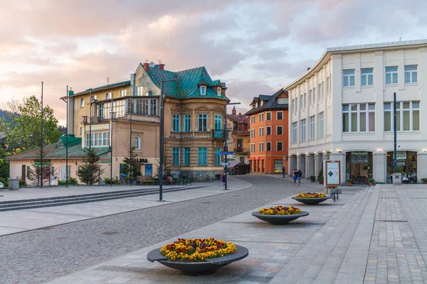 Zakopane, Polen - 24 juni 2019: Centrale straat met restaurants en hotels — Stockfoto