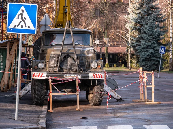 ZHITOMIR, UKRAINE - 1 de dezembro de 2019: Caminhão guindaste na área de reparo Fotos De Bancos De Imagens