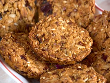 Sağlıklı atıştırmalıklar. Tüm tahıllı kurabiyeleri beyaz tabakta kapayın..