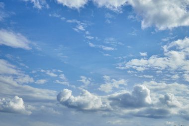 Mavi gökyüzü arkaplanındaki beyaz bulutlar