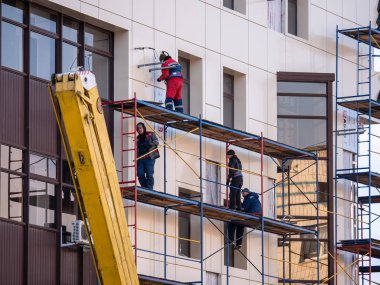 İnşaat alanındaki işçiler tamirat yapıyor