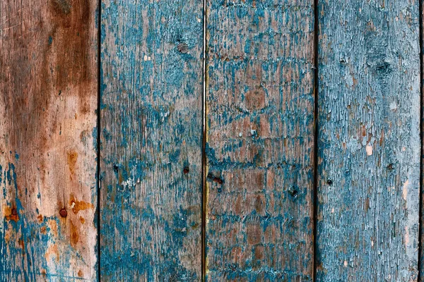 Mavi ahşap şeritlerle boyanmış. Hasarlı doku, duvar kağıdı ve arka plan, yakın plan.