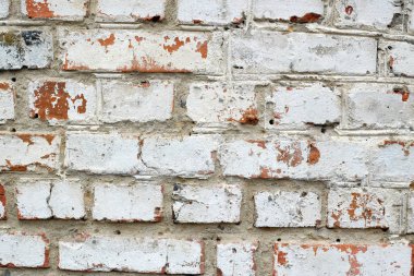 Hasarlı doku, duvar kâğıdı ve zemin boyalı kırmızı tuğlalı duvar beyaza boyanmış.