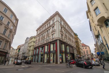 Viyana, Avusturya - 21 Ekim 2018: Tipik geleneksel mimari ile çevrili kavşaklar