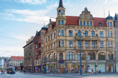 Wroclaw, Polonya - 17 Mayıs 2018: Dükkanları, tramvayı, yayaları ve geleneksel mimarisi olan merkez cadde