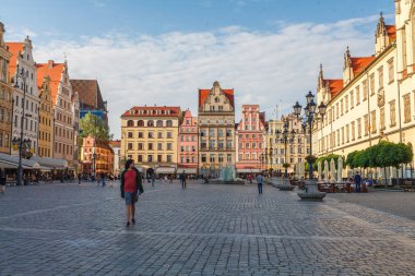 Wroclaw, Polonya - 17 Mayıs 2018: Renkli binalarla çevrili merkezi yaya meydanı