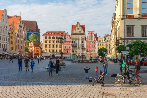 Wrocław, Polska - 17 maja 2018: Centralny plac dla pieszych z turystami otoczonymi kolorowymi tradycyjnymi budynkami — Zdjęcie stockowe