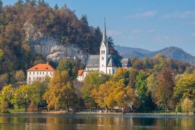 Slovenya 'daki Sloven Bled Gölü' ndeki güzel kilise