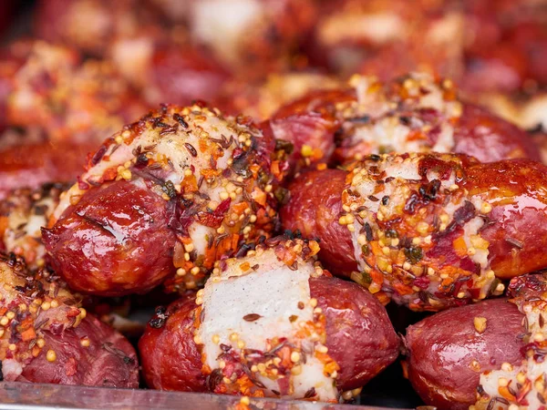 Sokak yemeği festivalinde baharat ve sosla kaplanmış taze sığır eti veya domuz eti yığını. — Stok fotoğraf