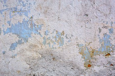 İğrenç beton duvar boyası arka planda soyuluyor.