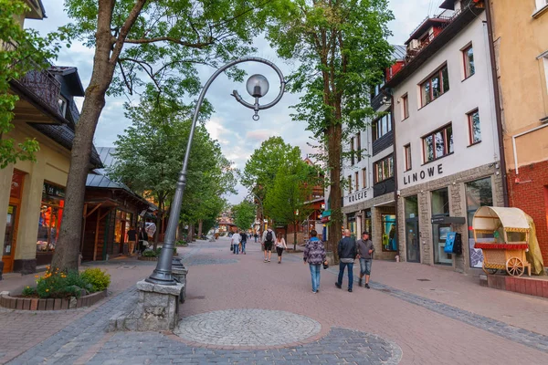 Krupowki é o passeio principal com lojas de lembranças no centro de Zakopane . Imagens De Bancos De Imagens