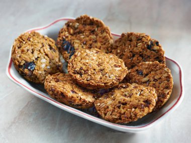 Sağlıklı atıştırmalık tahıllı kurabiyeler..