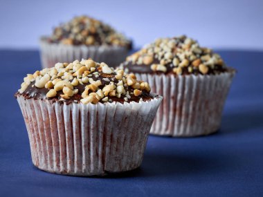 Mavi arka planda yer fıstığı ve çikolata jöleli üç kek..