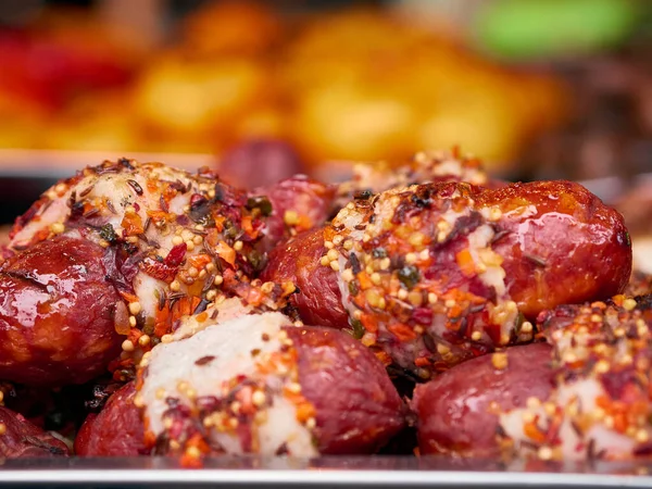 Bir yığın taze ızgara biftek ya da baharat ve sosla kaplı domuz eti sosisi. — Stok fotoğraf