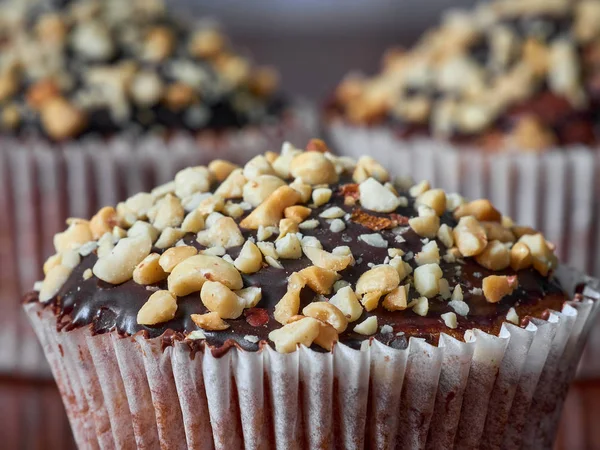 Primer plano de magdalenas con cacahuetes y glaseado de chocolate . —  Fotos de Stock