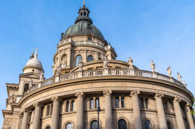 Heykelleri olan ünlü Aziz Istvan Bazilikası Kubbesi