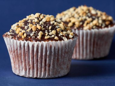 Fıstık ve çikolata jöleli kekler yakın plan..