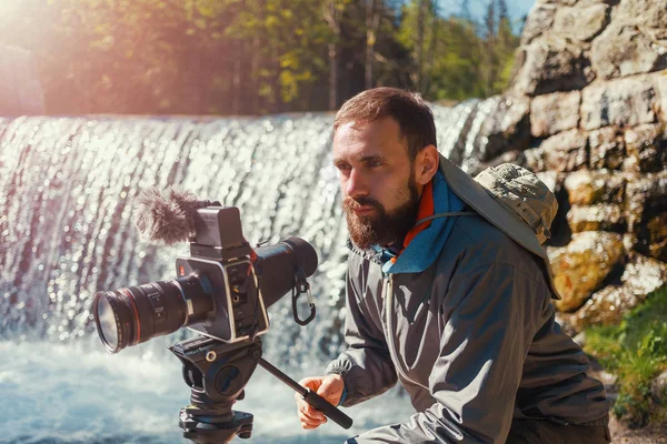 Viajar fotógrafo barbudo homem close-up com câmera, filmando bastidores Imagens De Bancos De Imagens Sem Royalties