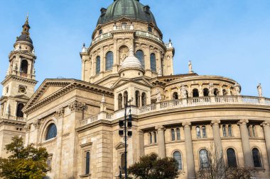 Heykelleri olan ünlü Aziz Istvan Bazilikası Kubbesi