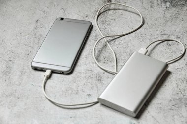 Bir akıllı telefonu elektrik bankasından şarj etmek