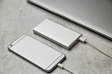 Power Bank 'tan akıllı telefon şarj ediliyor